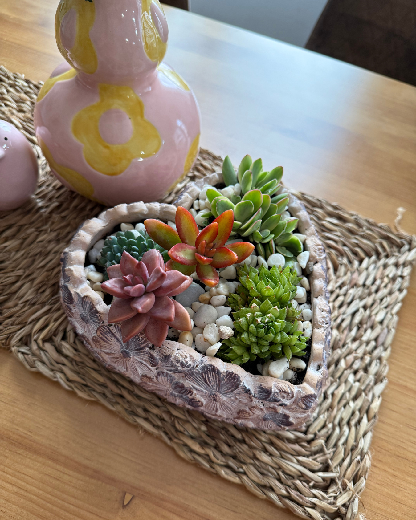 Maceta Corazón con Decoración Floral – Cemento Púrpura