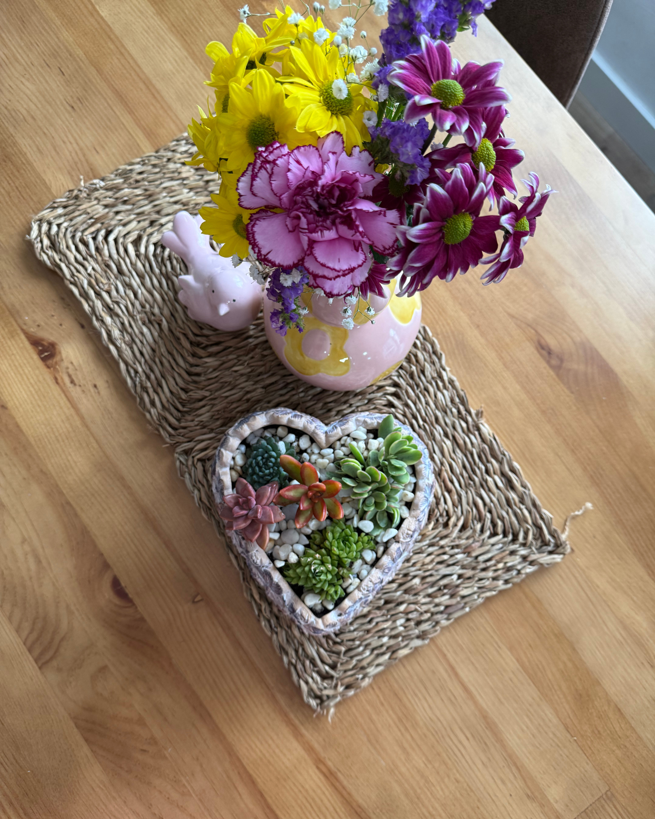 Maceta Corazón con Decoración Floral – Cemento Púrpura