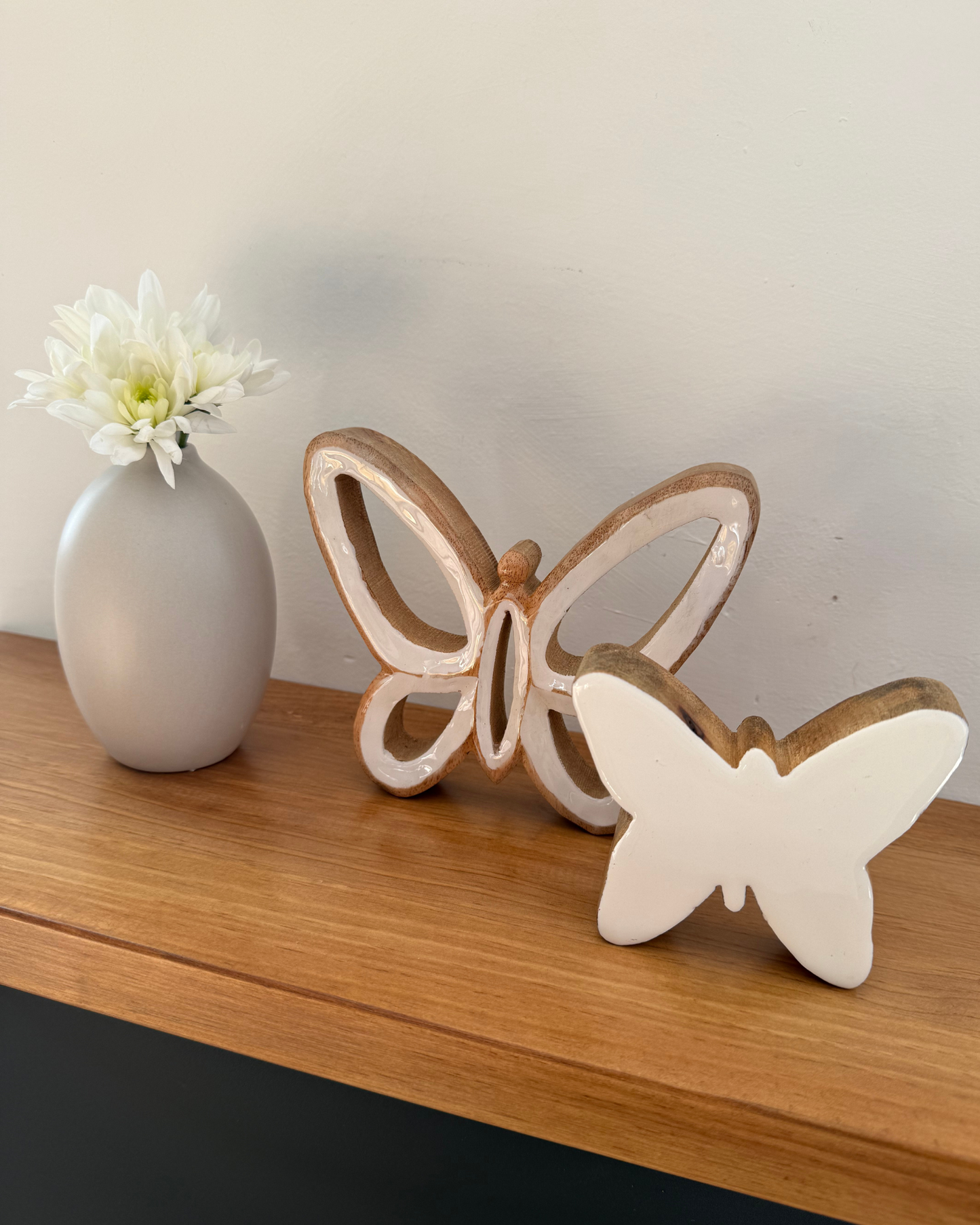 Mariposa grande de Madera de Mango con Recubrimiento en Cerámica Blanca