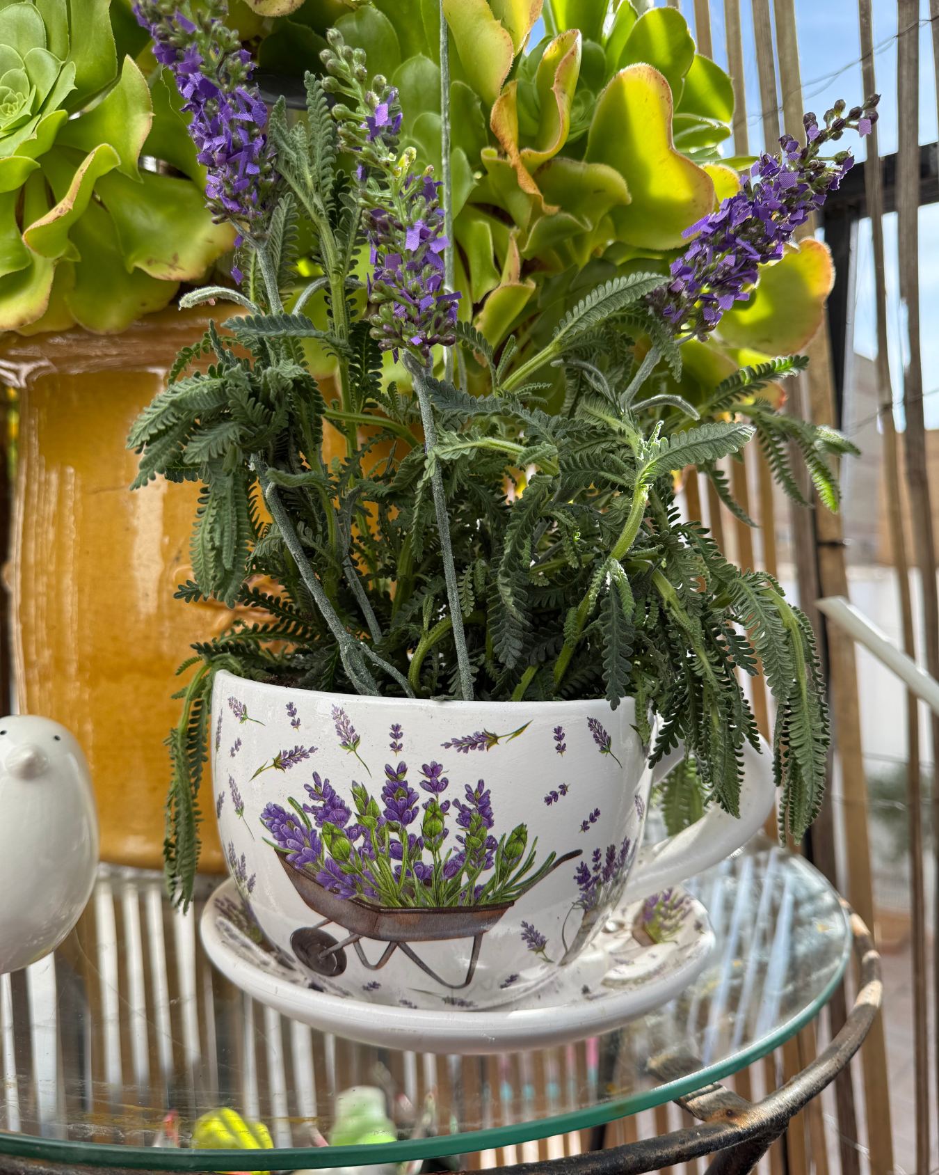 Maceta en forma de taza con diseño de lavanda