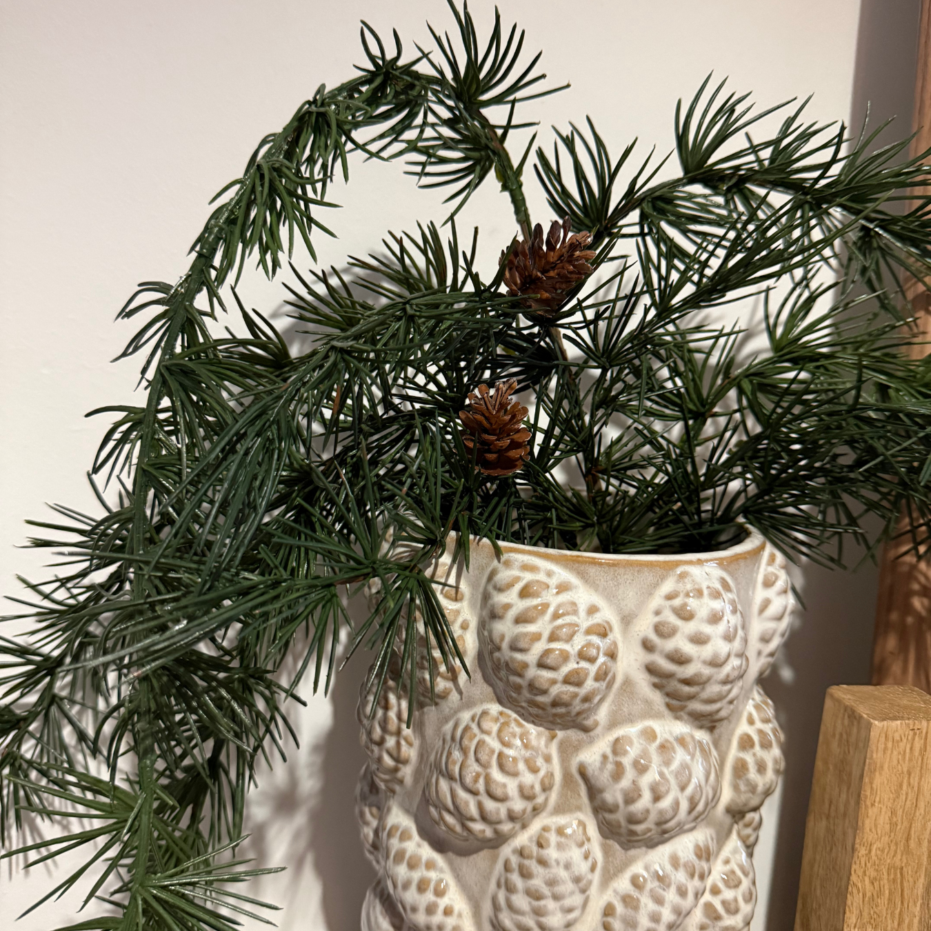 Rama de cedro con piñas