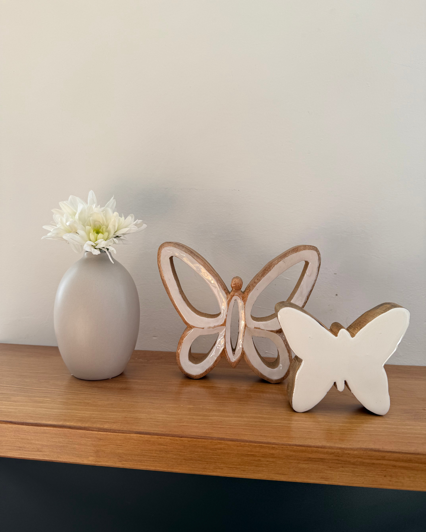 Mariposa grande de Madera de Mango con Recubrimiento en Cerámica Blanca