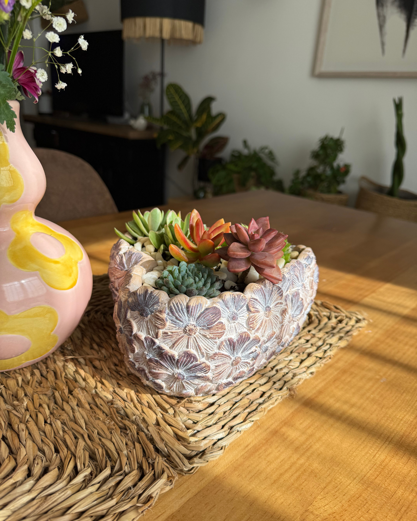 Maceta Corazón con Decoración Floral – Cemento Púrpura