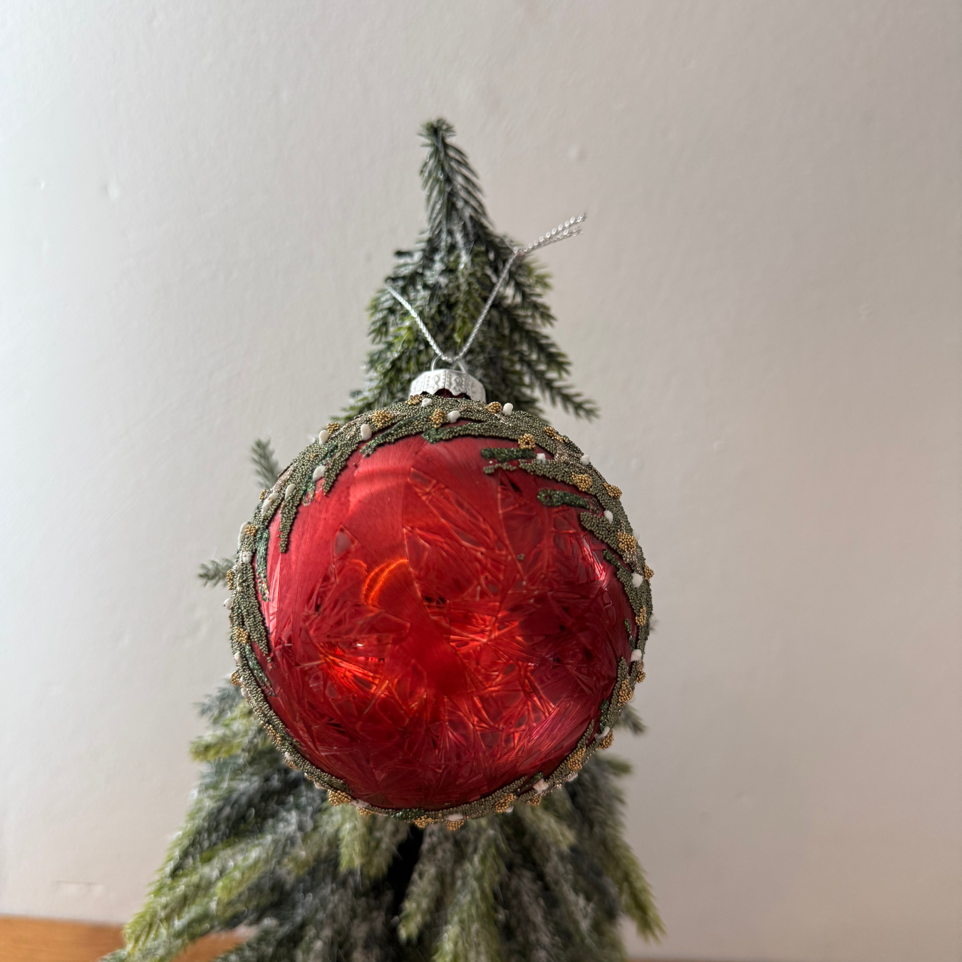 Bola roja con corona