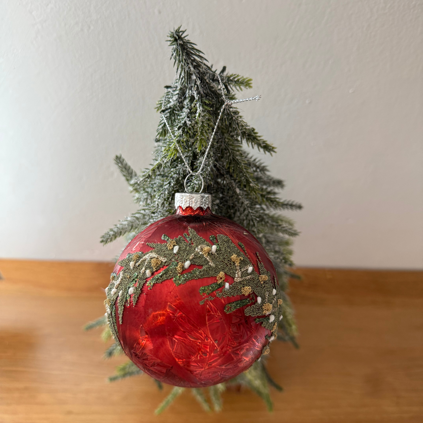 Bola roja con corona