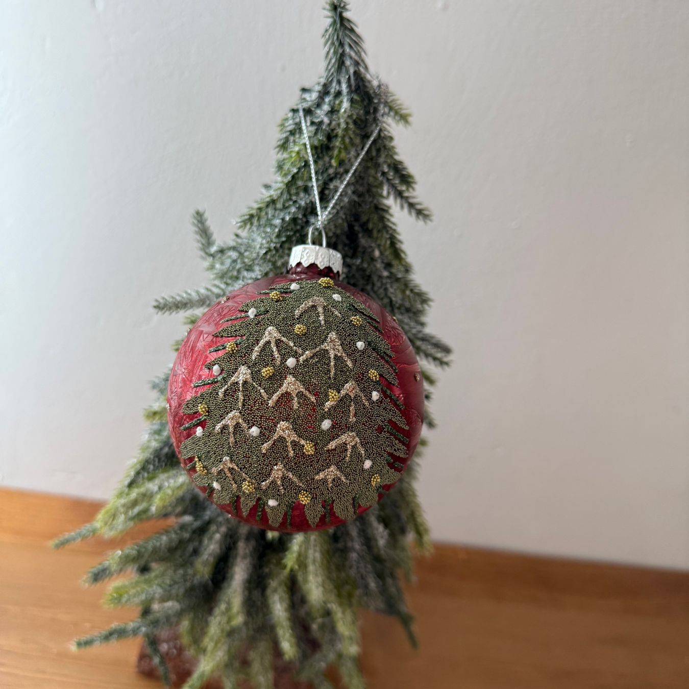 Bola roja con árbol