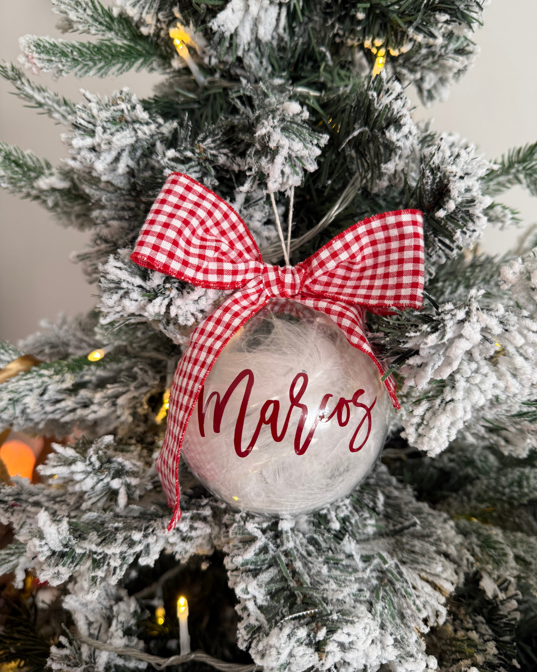 Bola de Navidad personalizada con plumas - Lazo Vichy rojo