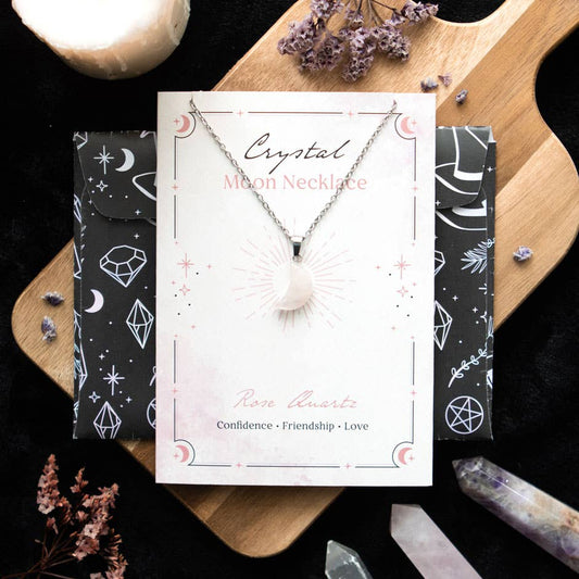 Collar de luna de cristal de cuarzo rosa en tarjeta de felicitación
